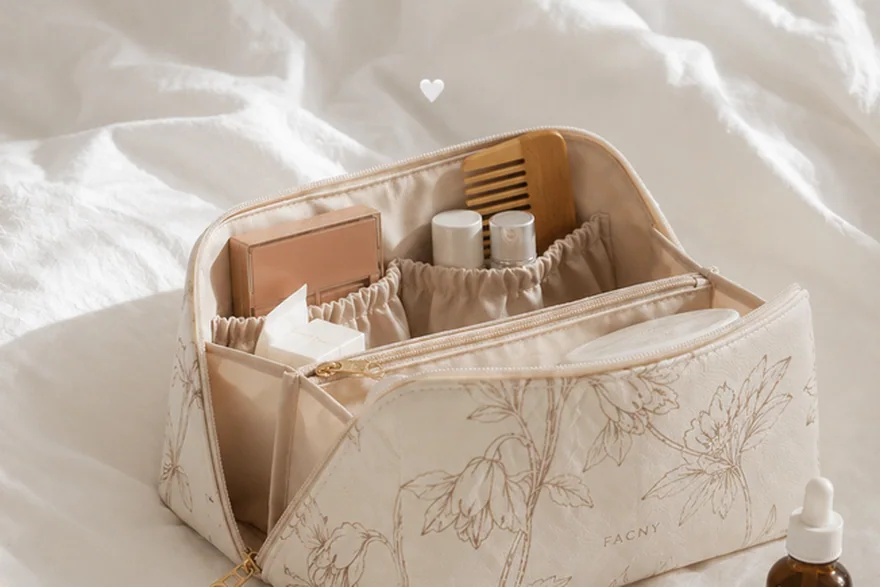 Waterproof Makeup Bag Technology — Toiletry bag and cosmetic pouch specification